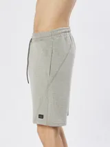 Bermuda gris claro de felpa con cintura elástica ajustable con cordón.