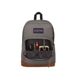 Mochila Jansport Right Pack gris con base de cuero marrón, logo de la marca bordado en el frente y bolsillo frontal con cierre.