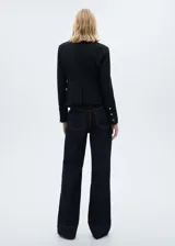 Pantalón de jean azul oscuro, de tiro medio y corte wide leg.