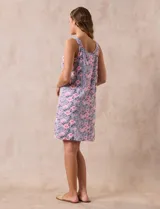 Camisón corto de tejido suave color lila con estampado de manchas difuminadas. Tiene escote redondo con botones y detalle plisado en el pecho.