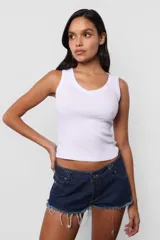 Musculosa blanca de morley de algodón sin mangas con escote en v y terminaciones en collareta.