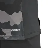 Remera deportiva Adidas Train Essentials con estampado de camuflaje en tonos grises y logo de la marca en blanco.