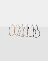 Set de tres pares de aros con cierre catalán: un par de argollas doradas, un par de aros trapezoidales plateados y un par de aros con forma de corazón negros.
