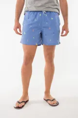 Short de baño azul con estampado de hojas de palmera en tonos azules, blancos y rosados.