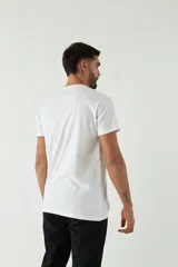 Remera color ocre de manga corta con cuello redondo y estampado frontal con texto en verde y blanco.