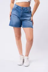 Short de jean azul claro, tiro alto, con corte ancho y dobladillo en el ruedo.