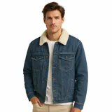 Campera de jean azul con forro de sherpa color crema en el cuello y el interior. Tiene bolsillos con solapa en el pecho, bolsillos laterales y cierre con botones.
