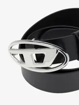 Cinturón Diesel de cuero negro con hebilla ovalada plateada con el logo 'D'.