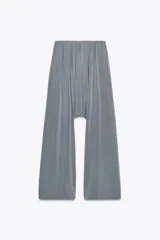 Pantalón celeste de tiro bajo con cintura elástica y corte amplio.
