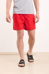 Short de baño verde con cintura elástica y cordón ajustable.