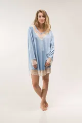 Camisón celeste de algodón con escote en V y detalles de puntilla en el escote, mangas y ruedo.