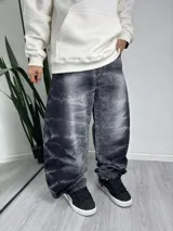 Pantalón baggy de denim con efecto batik en tonos grises y negros.