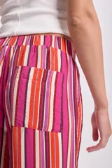 Pantalón de viscosa con rayas verticales en tonos fucsia, naranja y blanco, con cintura elástica y corte palazzo.