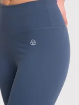 Calza larga azul de tiro alto, corte ajustado y largo hasta el tobillo.