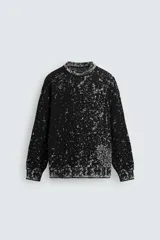 Sweater negro con cuello redondo y manga larga, tejido con diseño geométrico jacquard en blanco.