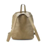 Mochila gris de símil cuero con bolsillo frontal con cierre y broche. Tiene apertura superior, cierres con tiradores en el mismo tono, bolsillos internos, correas regulables con hebilla y asa de mano.