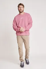 Buzo rosado de corte holgado con cuello redondo y puños y cintura acanalados.