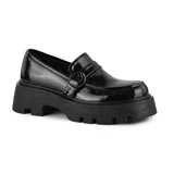 Zapato tipo mocasín de charol negro con hebilla metálica y plataforma con suela track.