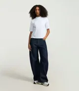 Remera gris de algodón con cuello alto y mangas cortas. Diseño cropped con nudo lateral.