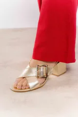 Sandalia tipo zueco de charol rojo con hebilla dorada y taco cuadrado.