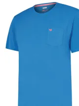 Remera celeste de algodón orgánico, corte regular fit, con cuello redondo y bolsillo en el pecho con logo bordado de la marca.