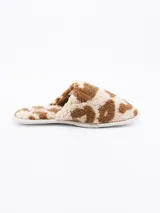 Pantuflas cerradas con estampado animal print en tonos marrón y beige, con interior de felpa.