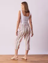 Pantalón capri de lino estampado marca Dash, con pretina ancha elastizada y bolsillos inclinados en la parte delantera.
