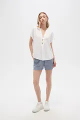Short de viscosa a rayas verticales azules y blancas, con cintura elastizada y cordón ajustable.