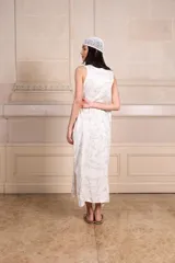 Vestido largo sin mangas con estampado batik en tonos celeste y gris, escote en V y aberturas laterales.