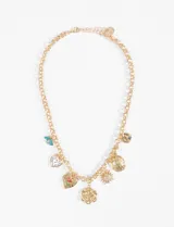 Collar dorado con cadena de eslabones y múltiples dijes colgantes: ojo turco, corazón con reloj, corazón con rosa, flor, sol, moneda y círculo con diseño abstracto.