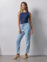 Pantalón celeste liso, marca Dash. Pretina elastizada, bolsillos delanteros y bolsillos traseros simulados.