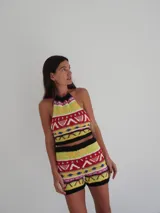 Short tejido a mano en hilo de algodón con diseño geométrico multicolor.