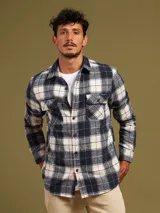 Camisa de franela a cuadros en tonos azul y blanco, con bolsillo en el pecho.