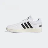 Championes Adidas Hoops 3.0 Low blancos con detalles en negro. Presentan las tres tiras características de Adidas en los laterales y suela color crema.