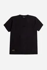 Remera de textura estampada color negro con logo en el pecho, de fit regular.