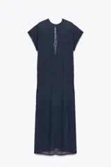 Vestido midi azul marino semitransparente de punto fino con efecto arrugado, cuello redondo, manga corta y aberturas laterales en el bajo. Cierre en la espalda con lazo.