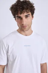 Remera blanca de algodón con cuello redondo y logo pequeño estampado en el pecho.
