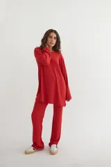 Conjunto verde oliva de punto morley, compuesto por un buzo de corte holgado con mangas largas y aberturas laterales, y un pantalón palazzo de tiro alto.