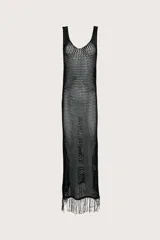 Vestido largo tejido en color negro, con diseño calado y flecos en el borde.