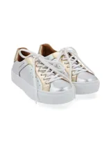 Sneaker de cuero vacuno con estampado de camuflaje y suela marrón.