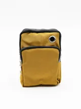 Morral color mostaza con cierre y bolsillo frontal, ideal para uso diario.