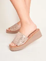 Sandalias con capellada de cuero sintético con estampado de piel de serpiente en tonos plateados y base de goma color beige.