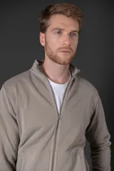 Campera gris de algodón con cierre frontal, cuello alto y mangas largas.