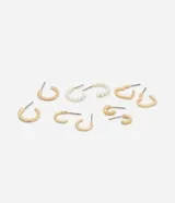 Set de seis pares de caravanas doradas con forma de argolla, con diferentes diseños: un par liso, un par con strass, un par con perlas, un par trenzado, un par con forma de corazón.
