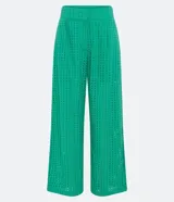 Pantalón recto verde esmeralda de laise con cintura mediana, bolsillos laterales, pliegues frontales y textura con pequeños agujeros.