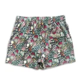 Short de baño con estampado floral en tonos violeta, azul y blanco. Cuenta con pretina fija con hebillas metálicas laterales, botón a presión, cierre frontal, tres bolsillos y mesh interior hipoalergénico.