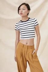 Remera corta blanca con rayas horizontales negras, cuello redondo y mangas cortas.