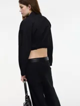 Camisa cropped negra de algodón con botones frontales, lazos para atar en la cintura, elástico en el bajo y apliques de pedrería.