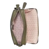 Bandolera Guess modelo Viviette, color verde oliva, confeccionada en PVC. Tiene correa ancha con logo de la marca y logo triangular metálico en el frente.