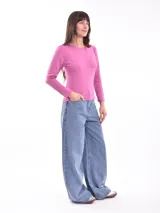 Remera de manga larga color fucsia con cuello redondo y detalle de pequeñas tachas plateadas alrededor del cuello.